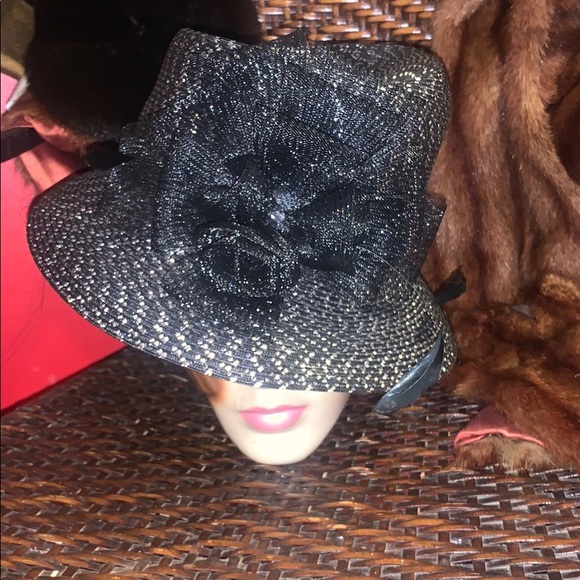 🌟🦅🦁vintage Flamboyant Hat Silvertone and black